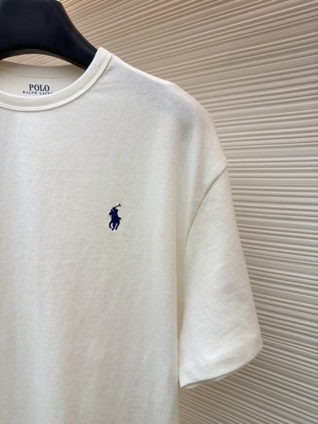 Ralph Lauren logo embroidered short sleeves ●Original version: Purchased and developed for 990 ●Item number: 1682485-X80 ●Material: linen soft plain fabric ●Technology: embroidery production ●Color: white ●Version: Fitted version ●Weight: about 270 grams ●Size: S-M-L-XL ●Description: Customized cotton and linen soft plain fabric, delicate touch, comfortable and close to the skin, with deep black as the main color Exquisite red pony logo is embellished throughout. It is highly recognizable. It brings an atmosphere of freedom and vitality. A symphony of pure and smart colors. It outlines a high-end outline with extreme simplicity and becomes the smart focus of the vision. It shows taste in silence and adopts imported machine embroidery technology. It uses advanced computer control system and precise mechanical components to realize the iconic pony embroidery operation. High precision. The lines are smooth and delicate. The fabrics have been washed. It has a better hand feel and texture. It is not easy to deform and not shrink. Not easy to fade and maintain long-lasting beauty. The overall wiring is straight and delicate, the fabric is comfortable and soft, and the color is consistent without color difference. It can be matched with the same style to create a fashionable look and control various occasions. Customized accessories, complete with three standards, same style for men and women!